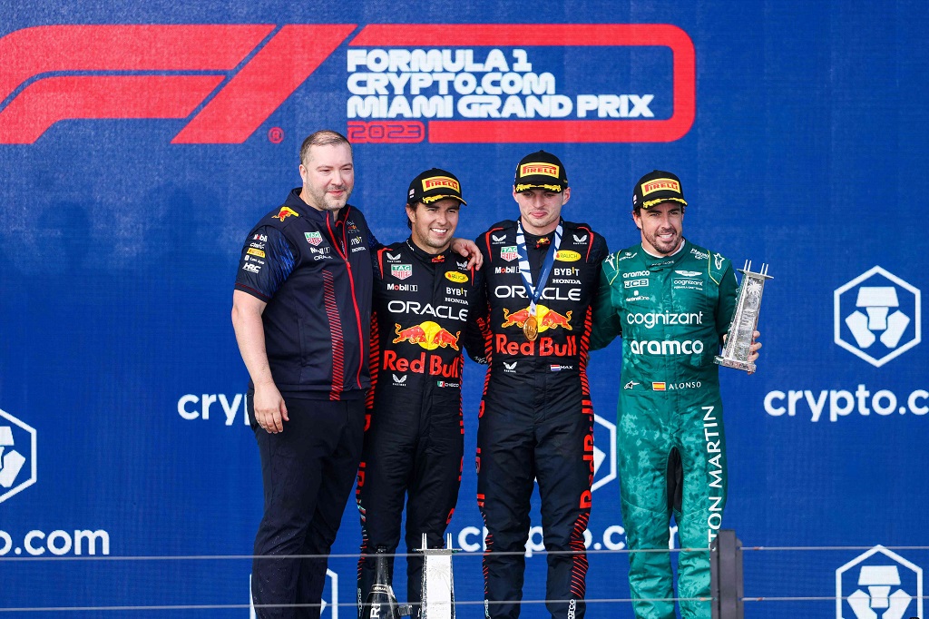 F1: A Red Bull alázza a teljes mezőnyt, egyedül a veterán Alonso tartja velük a lépést